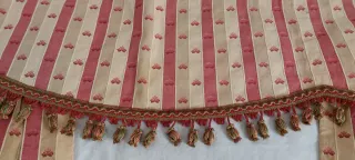 Cortinas caídas granate y beis bordadas + bandó