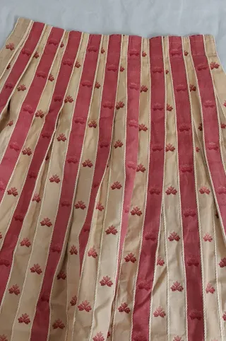 Cortinas caídas granate y beis bordadas + bandó