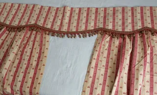 Cortinas caídas granate y beis bordadas + bandó