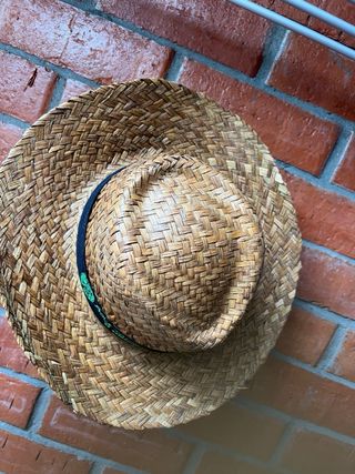 Sombrero de paja tejido