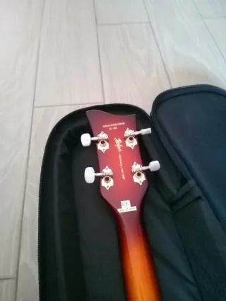 Bajo Eléctrico Hofner B-Bass HI Series con funda