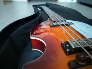 Bajo Eléctrico Hofner B-Bass HI Series con funda