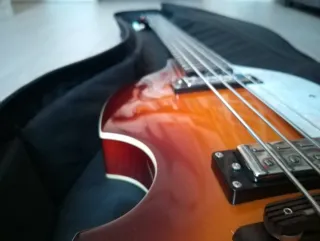 Bajo Eléctrico Hofner B-Bass HI Series con funda