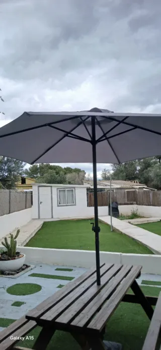 Sombrilla de tela y metal gris