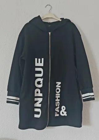 Chaqueta negra con letras