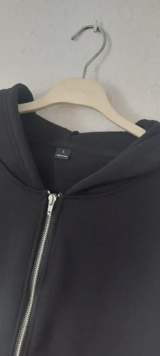 Chaqueta negra con letras