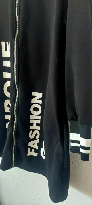 Chaqueta negra con letras