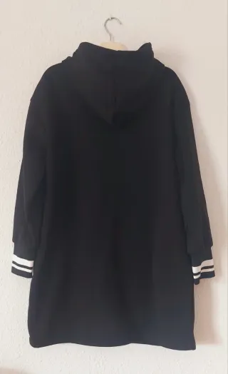 Chaqueta negra con letras