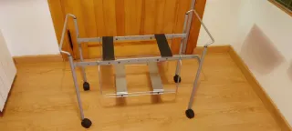 Carrito TV desmontable. Regulable en anchura.
