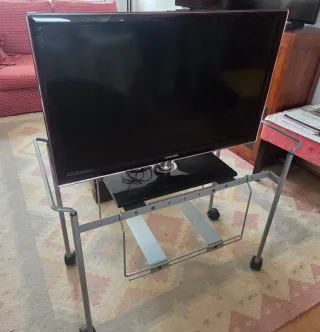 Carrito TV desmontable. Regulable en anchura.