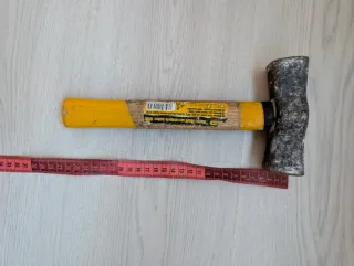 Martillo de 1kg con mango de madera