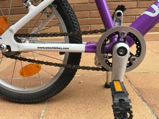 Bicicleta Woom 3 morada en estado excelente
