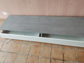 Mueble de salón gris y blanco