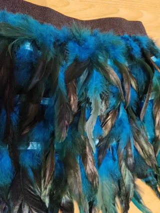 Falda de plumas azul y negro