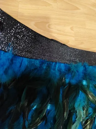 Falda de plumas azul y negro