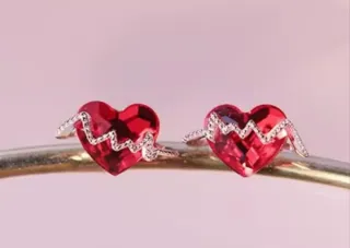 Pendientes Corazón Rojo con Pulso Plateado