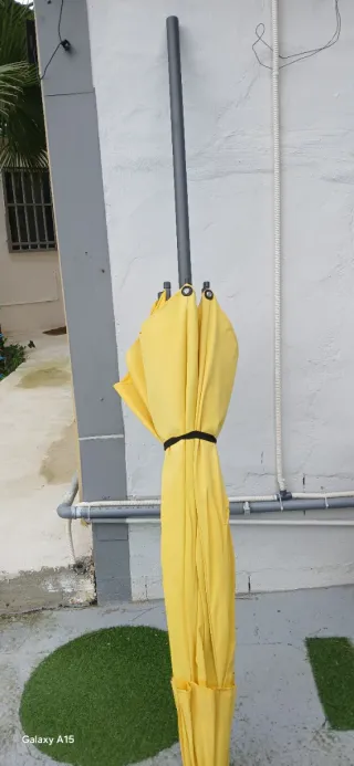 Sombrilla amarilla de tela y plástico