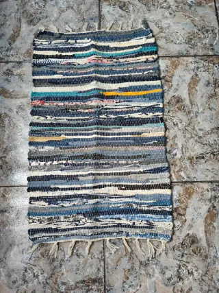 Alfombra artesanal de tela multicolor