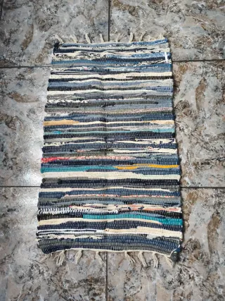 Alfombra artesanal de tela multicolor