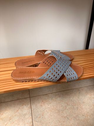 Sandalias planas con tiras cruzadas - Akazzo Azul