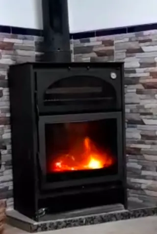 Estufa de leña negra con puerta de cristal