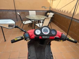 Moto Peugeot Scooter Roja y Blanca