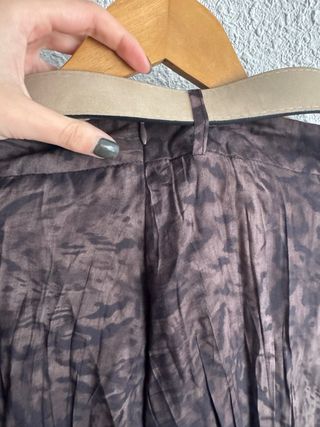 Falda Zara plisada estampada con cinturón