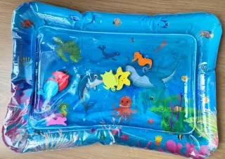 Alfombra de agua para bebés con animales marinos