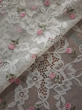 Tessuto pizzo con roselline H 130 cm