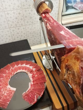 Se cortan jamones a cuchillo con envasado incluido