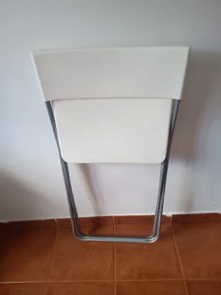 Silla plegable Ikea blanca y metal