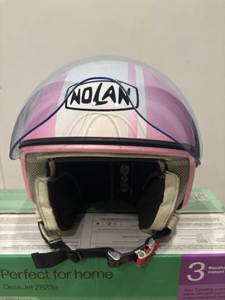 Casco Nolan rosa y blanco