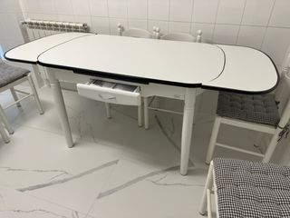 Mesa de cocina blanca extensible con 6 sillas