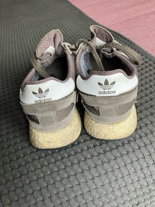 Zapatillas Adidas Marrones y Blancas