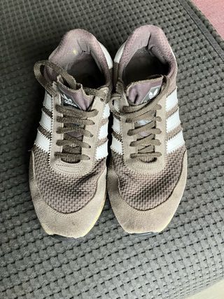 Zapatillas Adidas Marrones y Blancas