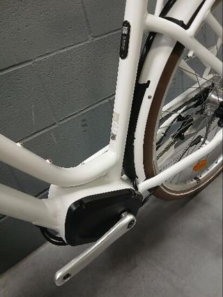 Bicicleta eléctrica urbana conectada Elops 920 E blanco