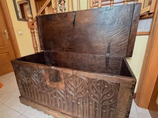 Arcón antiguo madera maciza tallado a mano