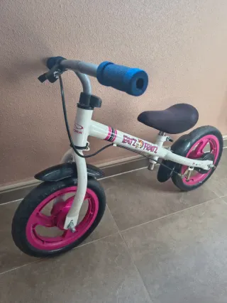 Bicicleta infantil sin pedales blanca y rosa