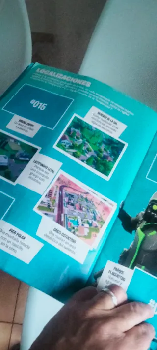 Álbum Fortnite con 84 cartas