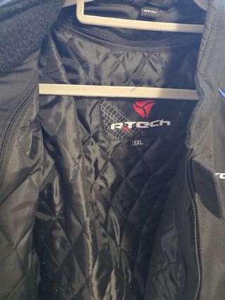 Chaqueta de moto negra con detalles azules