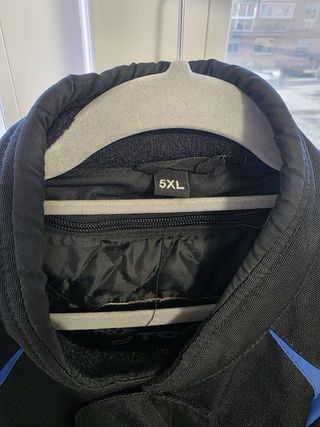 Chaqueta de moto negra con detalles azules