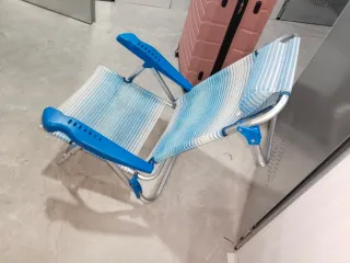 Silla plegable playa azul y blanca