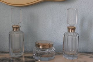 Set tocador cristal y plata con contraste.