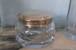 Set tocador cristal y plata con contraste.