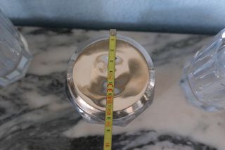 Set tocador cristal y plata con contraste.