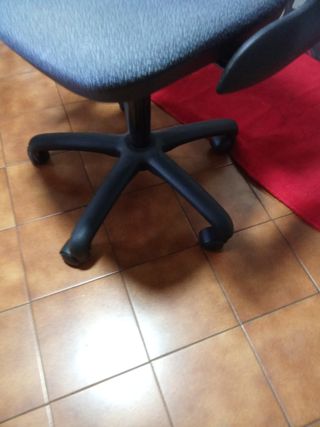 Sillón de oficina gris y objetos decorativos