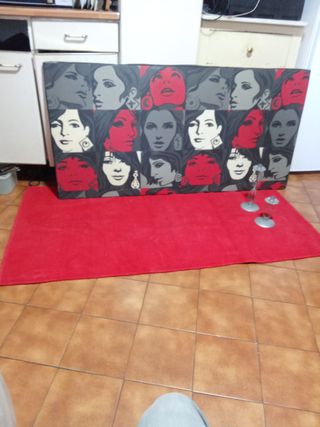 Sillón de oficina gris y objetos decorativos