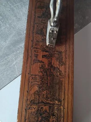 Cruz de madera antigua con Cristo