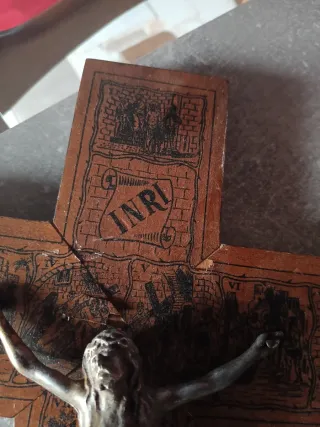 Cruz de madera antigua con Cristo