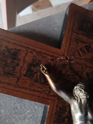 Cruz de madera antigua con Cristo